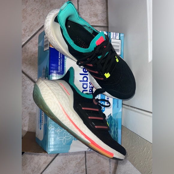 Adidas ultraboost 22 boys grade school size 5.5 fit a women’s size 7. - Picture 3 of 5